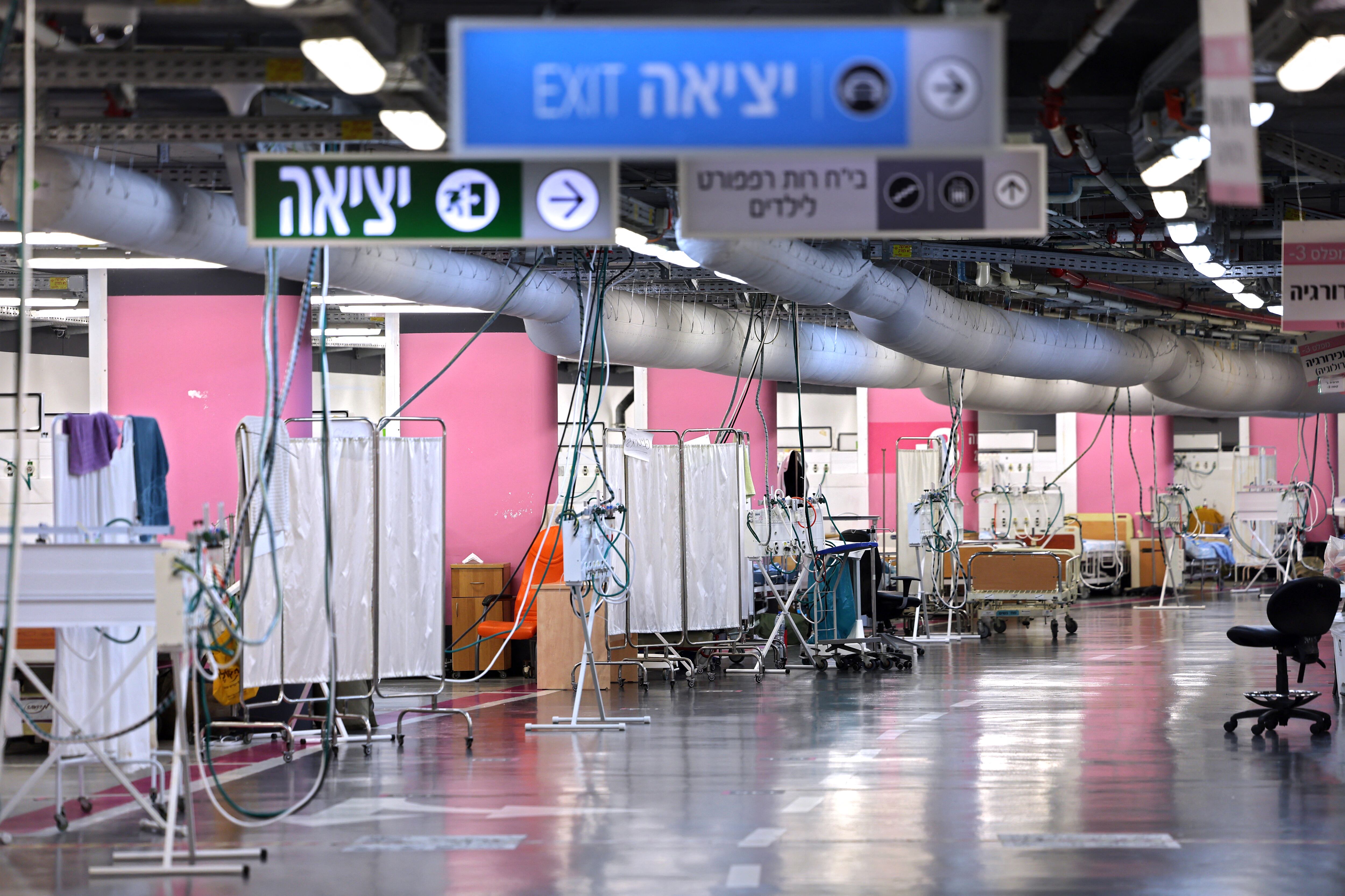 Una imagen muestra un hospital subterráneo de emergencia improvisado en el estacionamiento del Rambam Health Care Campus (RHCC) en Haifa, en el norte de Israel, el 12 de octubre de 2023.