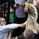 Una persona arroja el contenido de un vaso a la cara del recién nombrado líder del partido populista de derecha británico, Reform UK, y del candidato parlamentario del partido por Clacton, Nigel Farage, durante el lanzamiento de su campaña electoral general en Clacton-on-Sea.