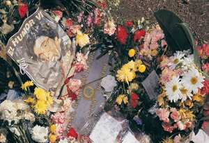 El 13 de agosto de 1999 fue asesinado el humorista, Jaime Garzón, en Bogotá. El lugar donde fue abaleado se llenó de rosas y claveles que dejaron cientos de colombianos.