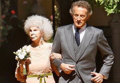 La duquesa de Alba da el "sí quiero" a Alfonso Díez en 2011.