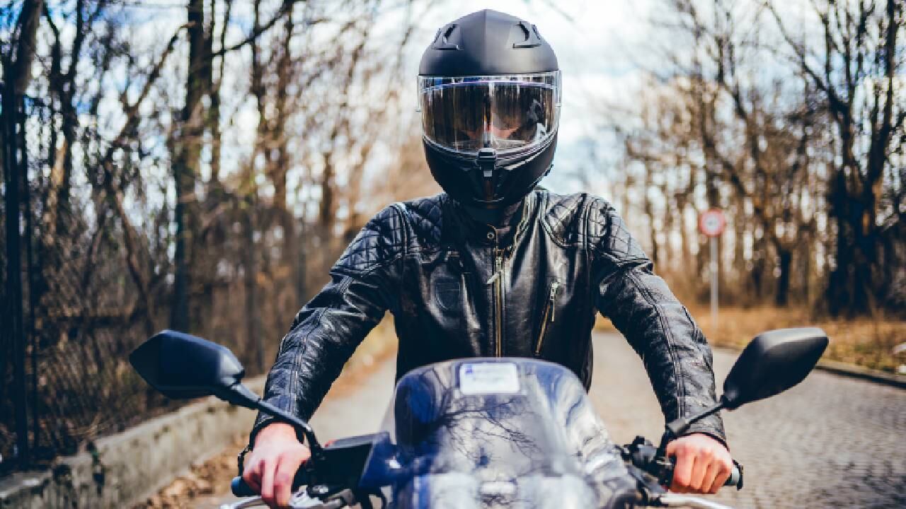 La mamá de la víctima de acoso dijo en La Brújula 24 que el sospechoso tenía un casco que mantuvo durante su hostigamiento.