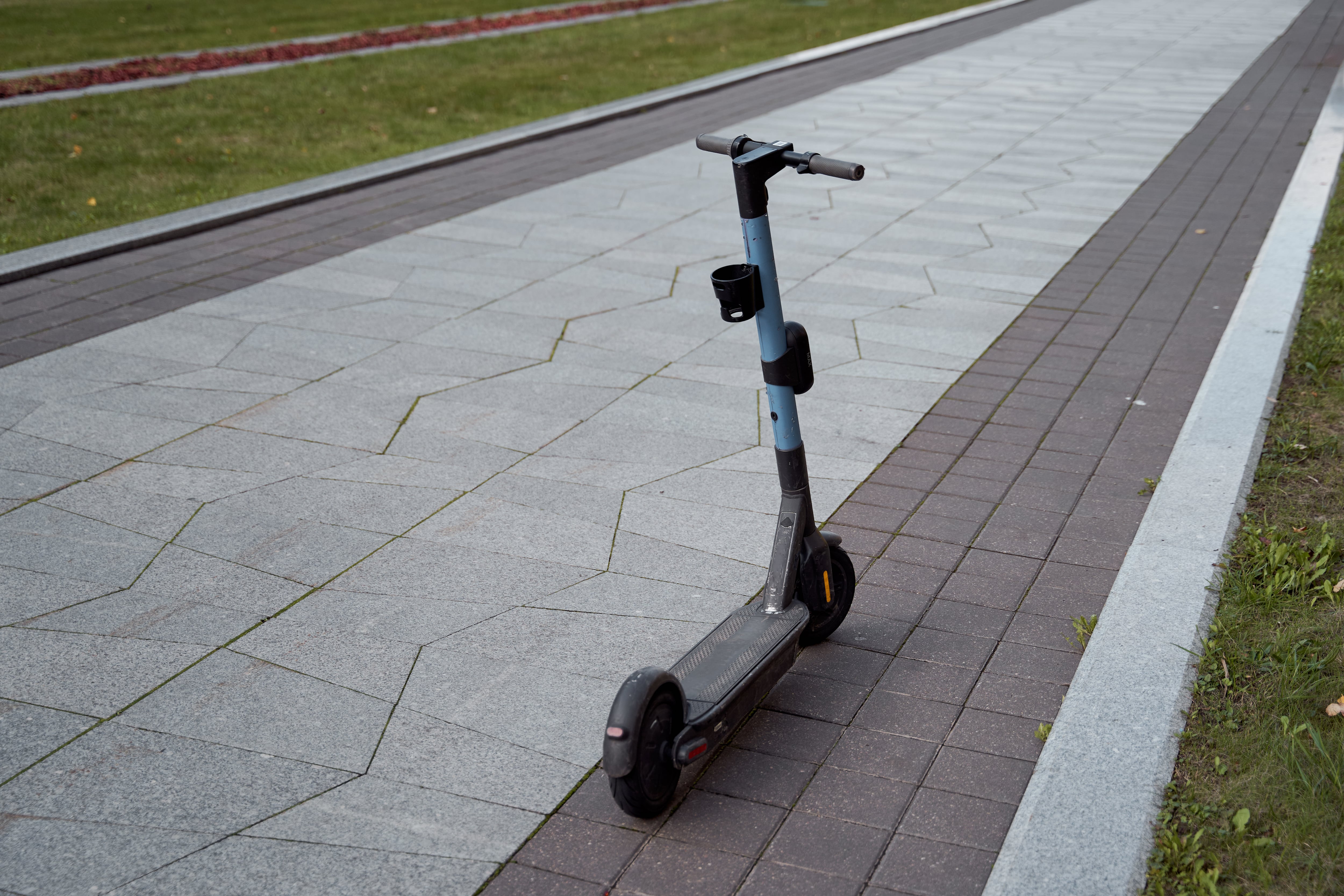 Al ser eléctricas, no emiten gases contaminantes, lo que ayuda a reducir la huella de carbono en comparación con vehículos tradicionales.