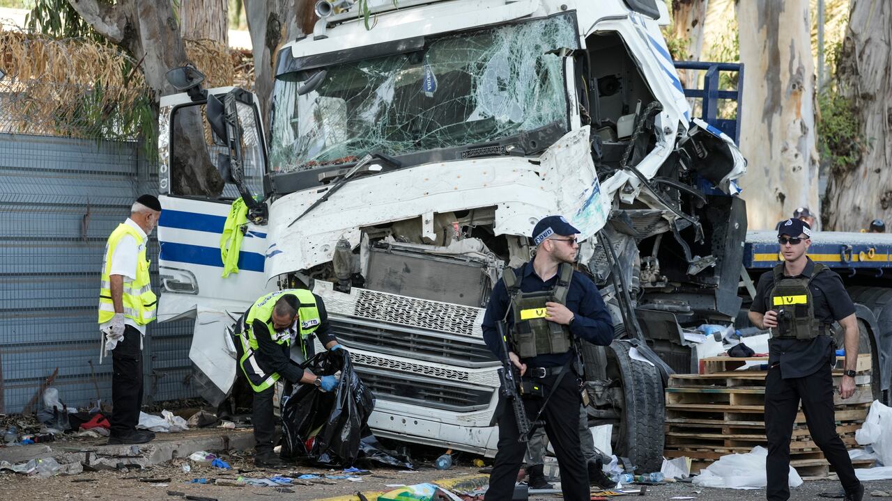 La policía y los servicios de rescate israelíes inspeccionan el lugar donde un camionero chocó contra una parada de autobús cerca de la sede de la agencia de espionaje israelí Mossad, hiriendo a decenas de personas, según el servicio de rescate Magen David Adom de Israel en Tel Aviv, Israel, el domingo 27 de octubre. , 2024. (Foto AP/Oded Balilty)