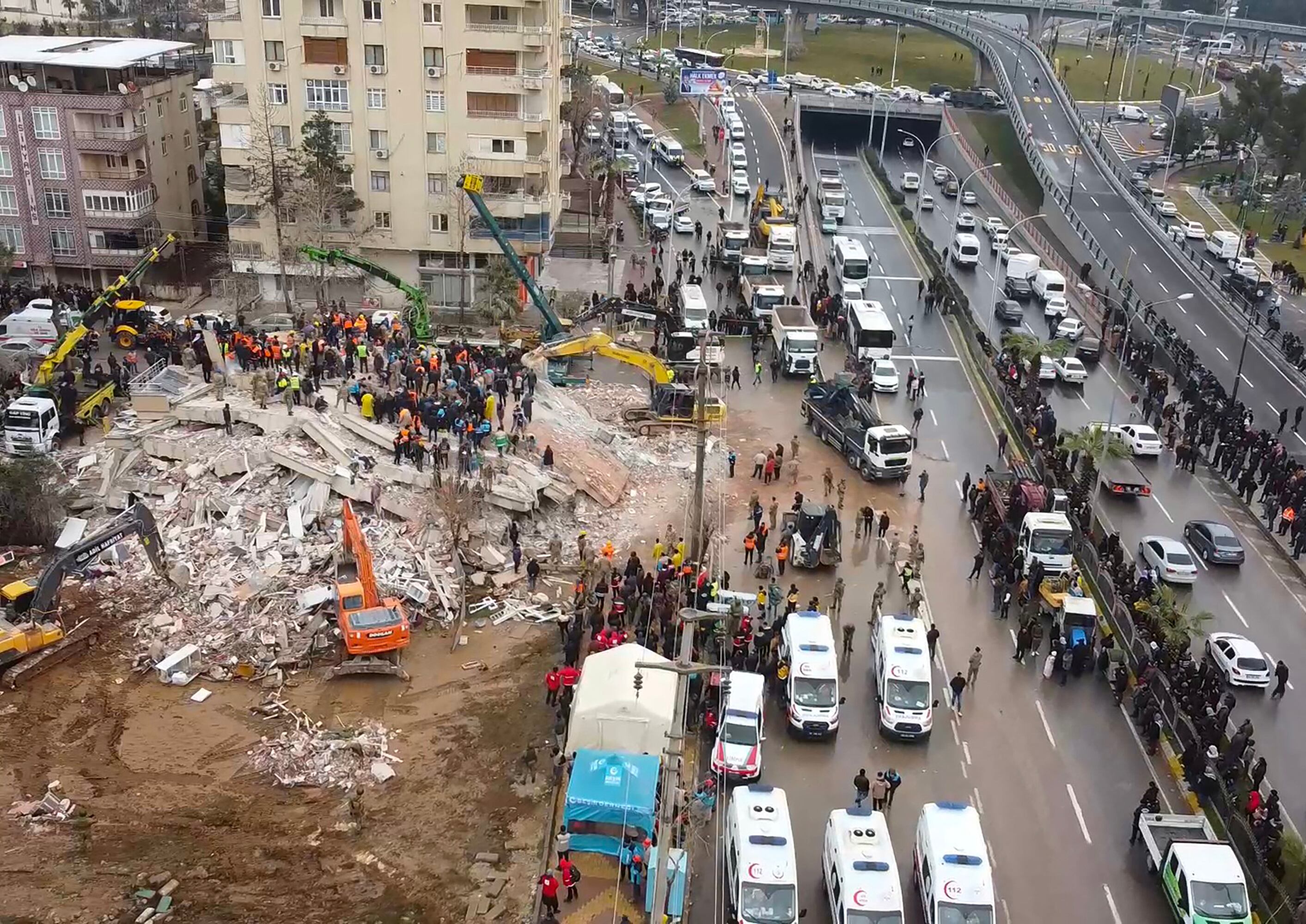 Rescuers search for survivors through the rubble in Sanliurfa, on February 6, 2023, after a 7.8-magnitude earthquake struck the country's south-east. - At least 284 people died in Turkey and more than 2,300 people were injured in one of Turkey's biggest quakes in at least a century, as search and rescue work continue in several major cities. (Photo by AFP)