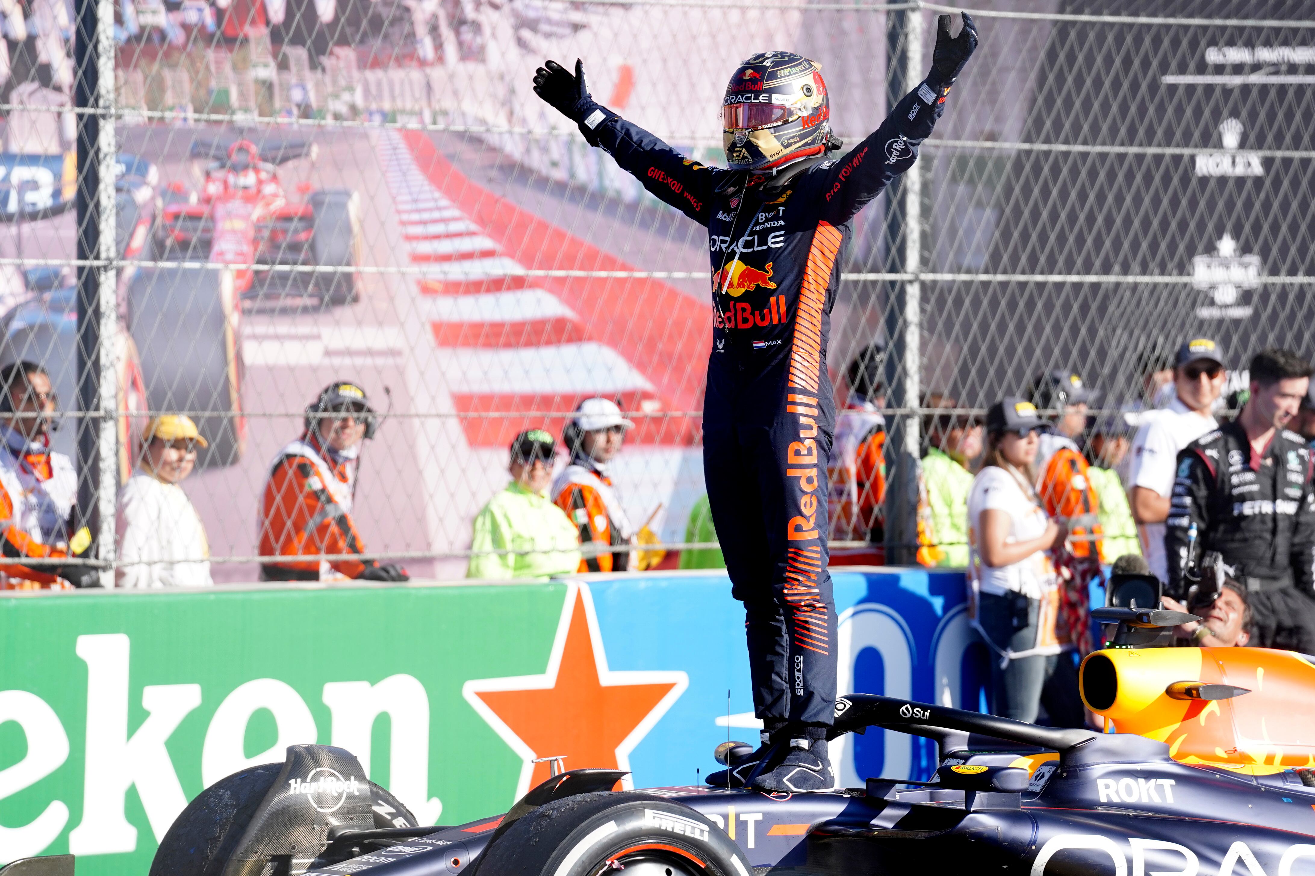 Max Verstappen celebrando su victoria en México.