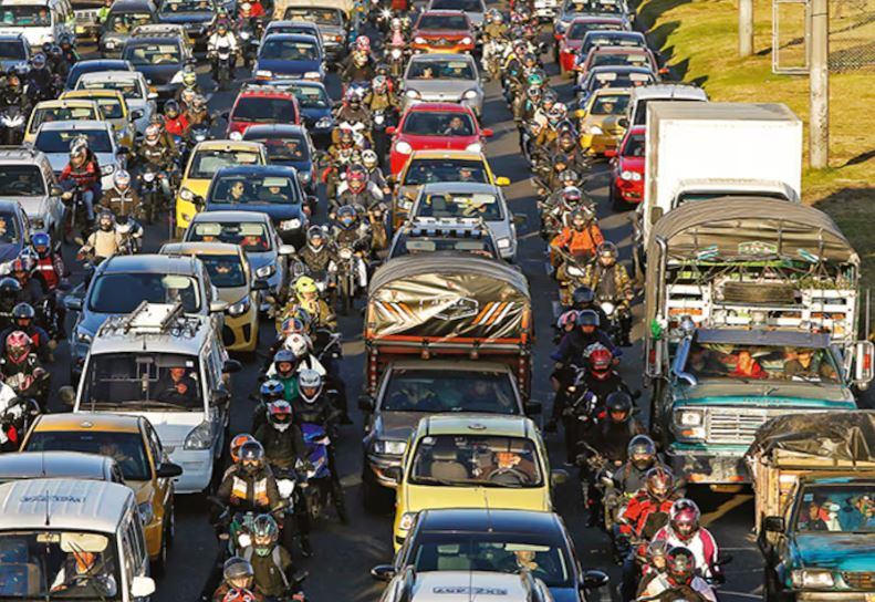 En municipios como Funza y Madrid, en Cundinamarca, se matriculan más motos que en Bogotá, pero muy seguramente la mayoría de ellas circulan en la capital del país. Una situación un poco similar ocurre con los carros