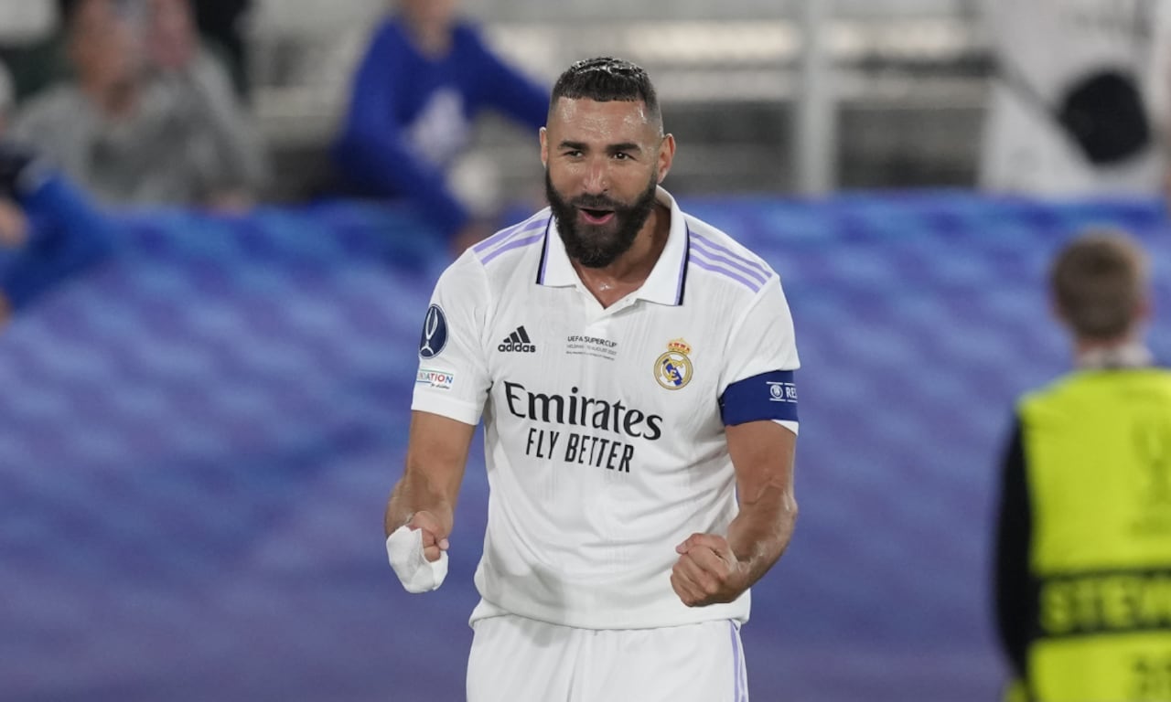 En foto del 10 de agosto del 2022, Karim Benzema del Real Madrid celebra tras anotar el segundo gol de su equipo en la final de la Super Copa de la UEFA ante el Eintracht Frankfurt en el Estadio Olímpico de Helsinki en Finlandia. (AP/Antonio Calanni)