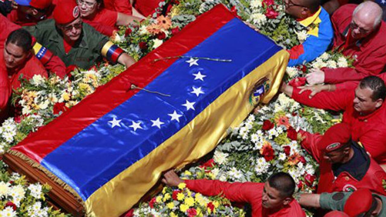 El ayaúd que lleva el cuerpo del fallecido presidente de Venezuela, Hugo Chávez.