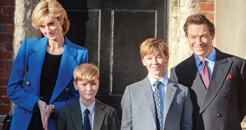 Debicki es más alta de lo que era la princesa en la vida real, pero es de lo poco que se le puede reprochar (y no mucho podía hacer al respecto). Su manejo de voz, sus manerismos y expresiones son impresionantes, y en ciertos planos cerrados borra la línea entre realidad y ficción.