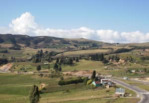 Uno de los capítulos más atípicos de la contratación pública se escribe en esta vía. La millonaria obra se ha ido negociando por el camino sin ningún tipo de licitación y hay tramos que se hicieron sin que nadie los revisara. La construcción está a cargo del Consorcio CSS, representado por el ingeniero Carlos Solarte.