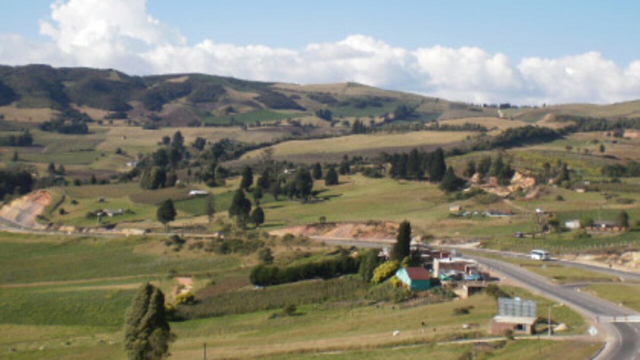 Uno de los capítulos más atípicos de la contratación pública se escribe en esta vía. La millonaria obra se ha ido negociando por el camino sin ningún tipo de licitación y hay tramos que se hicieron sin que nadie los revisara. La construcción está a cargo del Consorcio CSS, representado por el ingeniero Carlos Solarte.