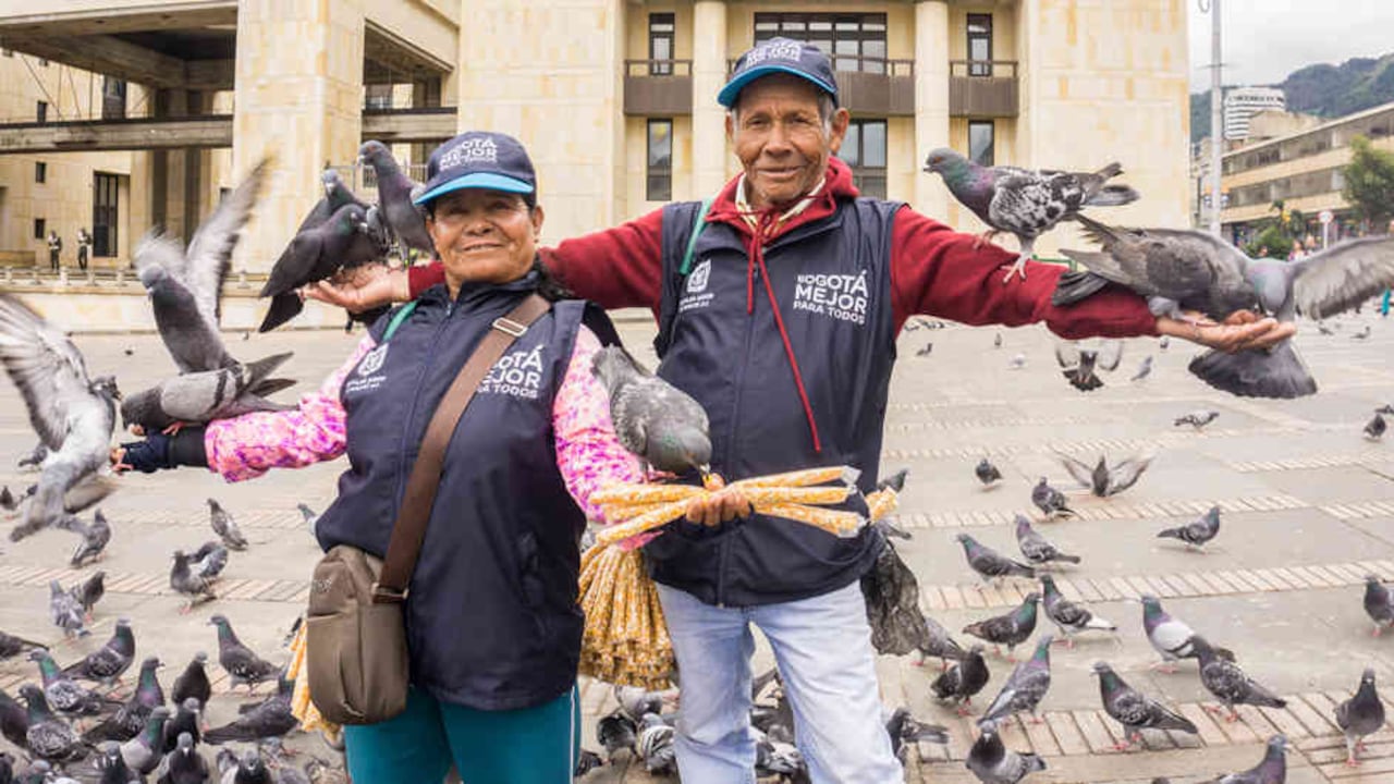 Rosabel Gamba y José Romero llevan décadas vendiendo maíz en la Plaza de Bolívar. Foto Santiago Ramírez