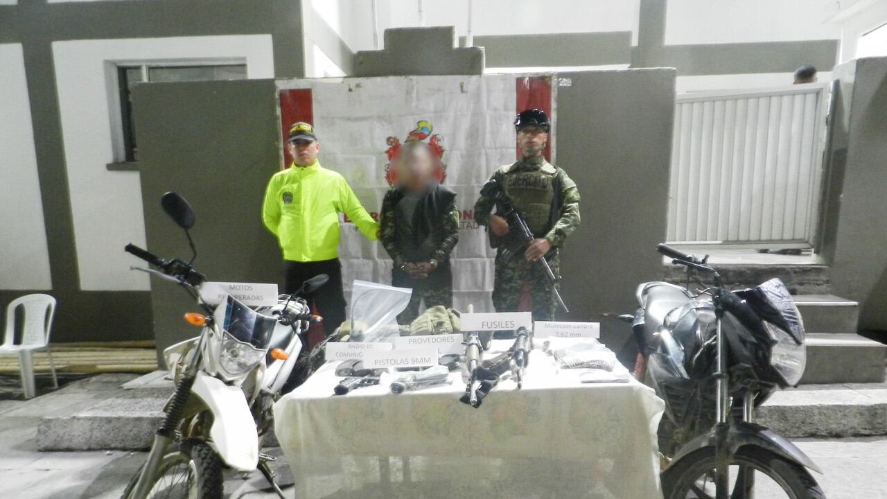 En el lugar de los hechos se incautó material de guerra y equipos de comunicación.