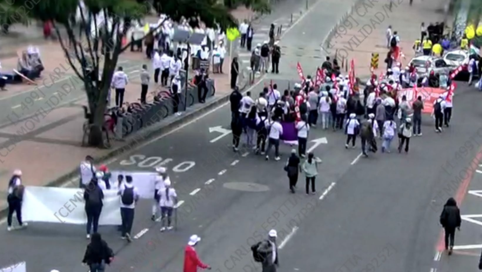Manifestantes avanzan desde el Parque Nacional por la Carrera 10 y la Carrera 13, en sentido norte-sur.