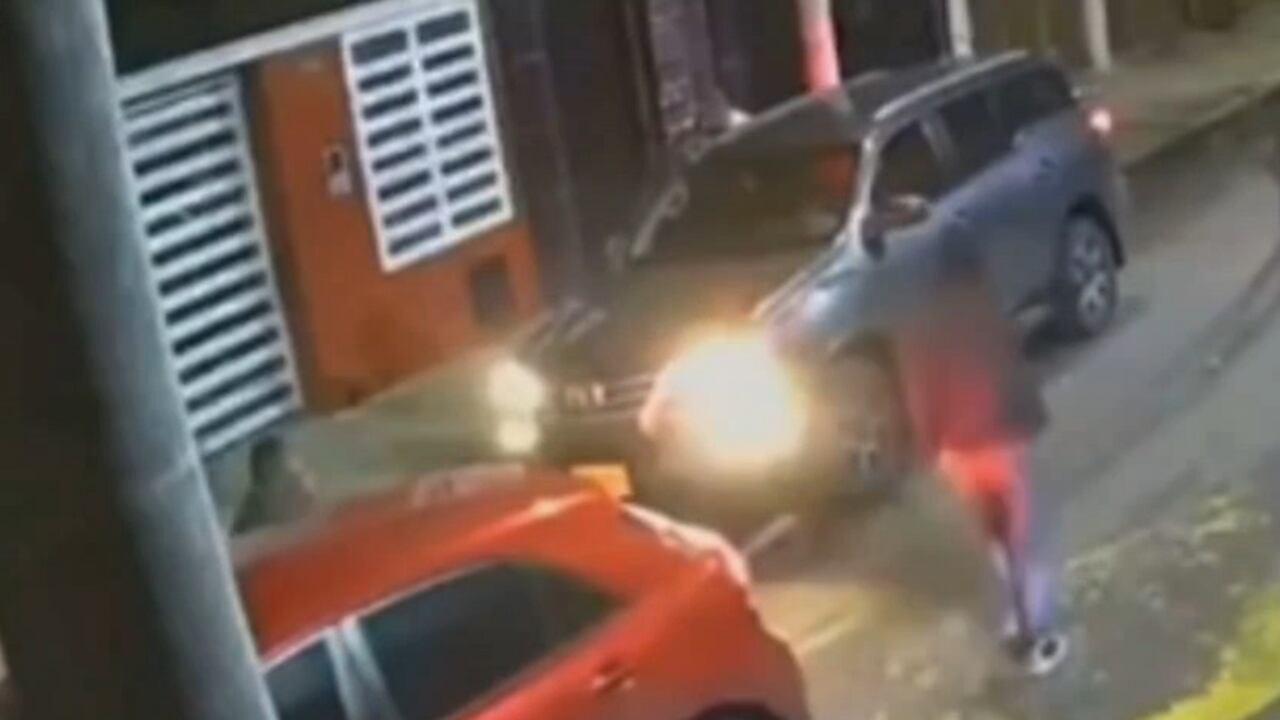 La banda en medio del robo de un carro en Bogotá.