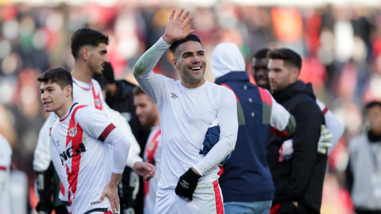 MADRID, SPAIN - DECEMBER 05: Radamel Falcao of Rayo Vallecano de Madrid acknowledges the audience after winning the La Liga Santander match between Rayo Vallecano and RCD Espanyol at Campo de Futbol de Vallecas on December 05, 2021 in Madrid, Spain. (Photo by Getty Images/Gonzalo Arroyo Moreno)