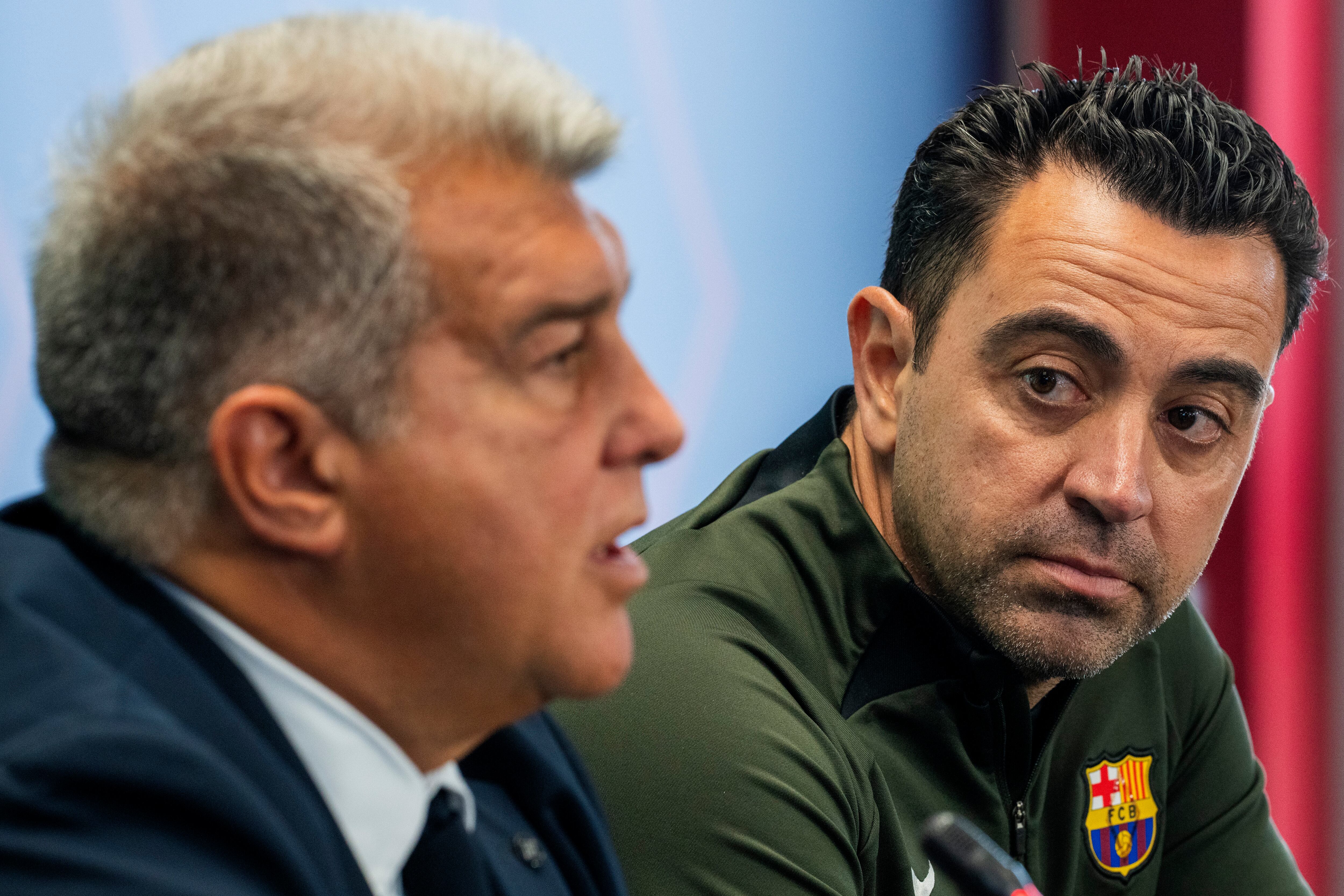 Laporta y Xavi en rueda de prensa este jueves.