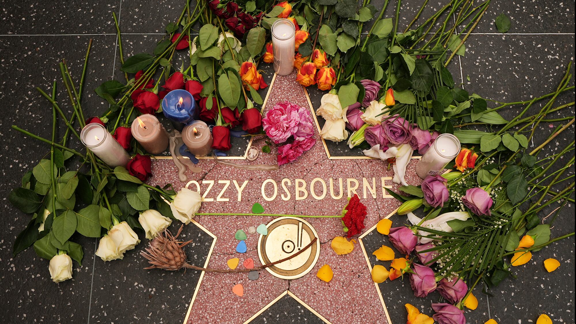 Flores y velas se colocan alrededor de la estrella para Ozzy Osbourne en el Paseo de la Fama de Hollywood. El martes 22 de julio de 2025.