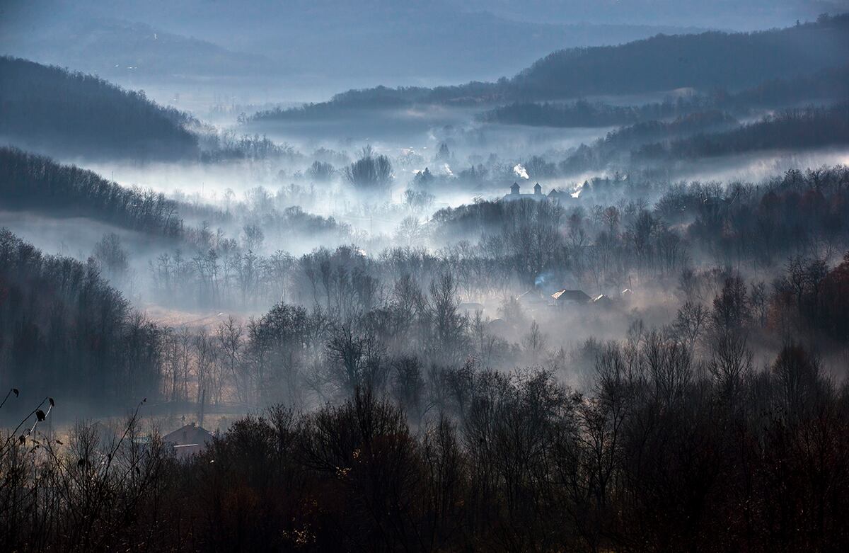 La niebla de la mañana envuelve un pueblo a las afueras de Izbasesti, Rumania. (AP)