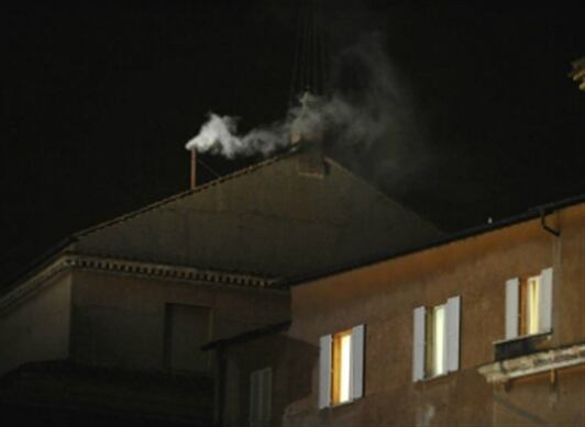 El humo blanco en el Vaticano indica que "Habemus Papam"