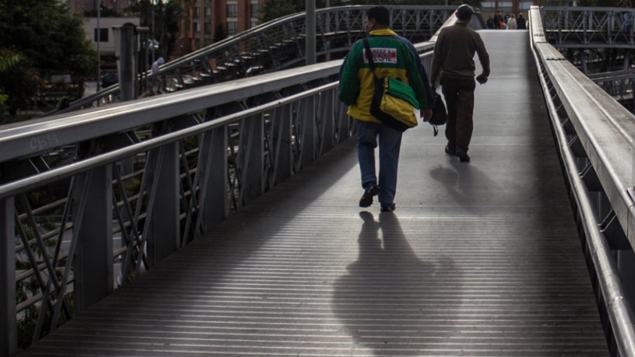 Los delincuentes están robando las placas de los puentes peatonales en horas nocturnas.