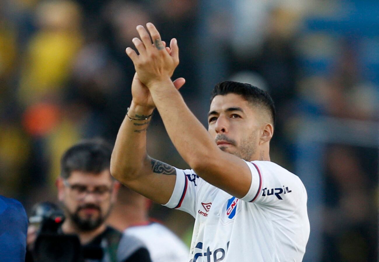Soccer Football - Uruguayan Primera Division - Nacional v Penarol - Estadio Gran Parque Central, Montevideo, Uruguay - September 4, 2022 Nacional's Luis Suarez applauds the fans after the match REUTERS/Mariana Greif