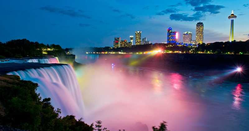  Una postal de las iluminadas Cataratas del Niágara, en Canadá, uno de los destino turísticos más visitados de ese país. 