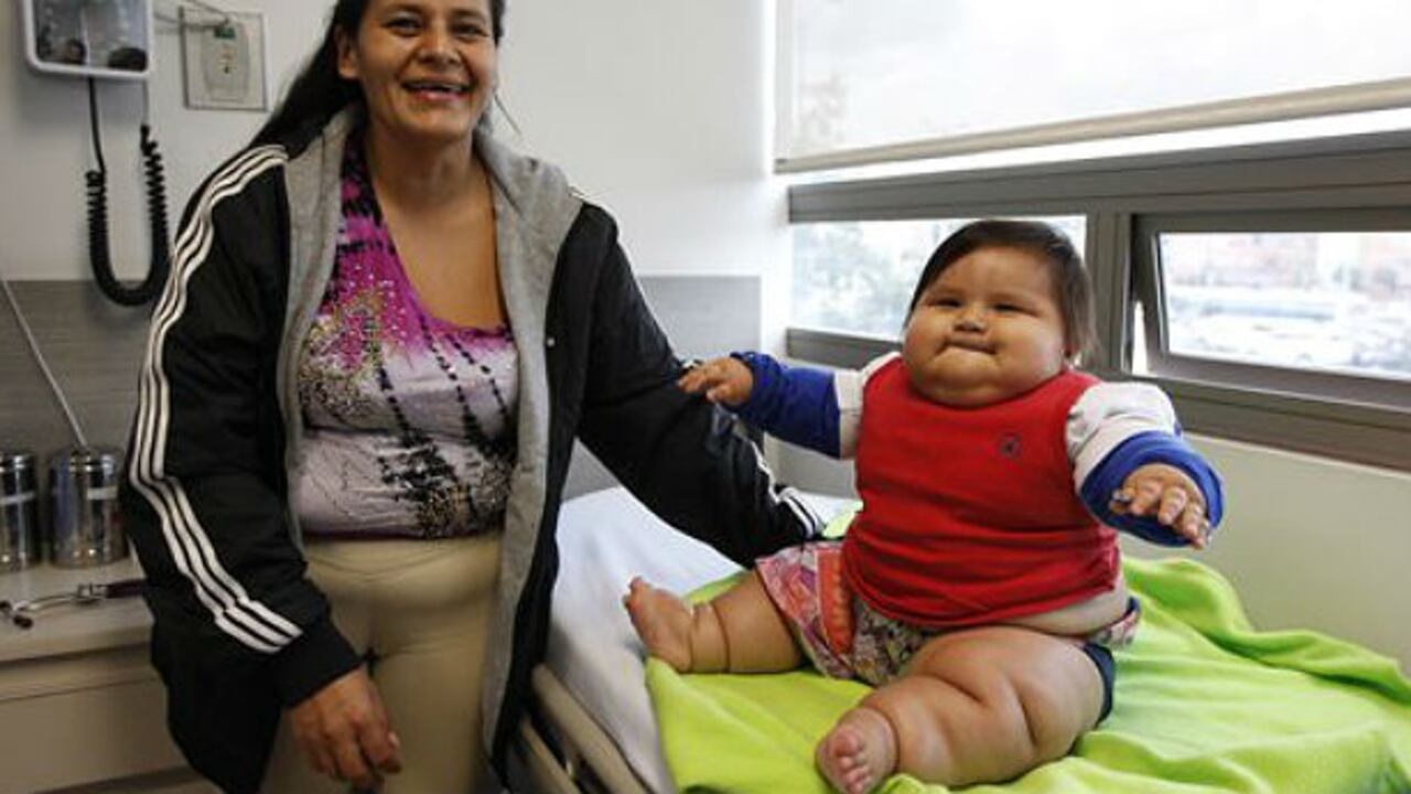 Eunice Fandino (izquierda) y su hijo de 8 meses Santiago Mendoza (derecha), en una clínica en Bogotá, este martes 18 de marzo. Foto: AP.