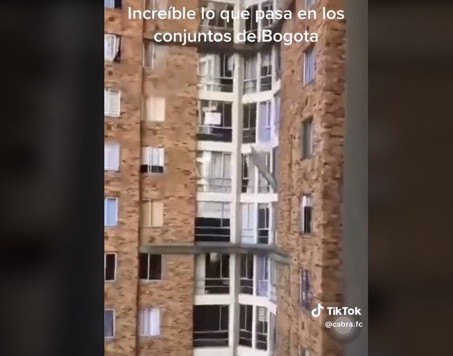 Una esposa le descubrió infidelidad a su pareja y lanzó sus cosas por la ventana