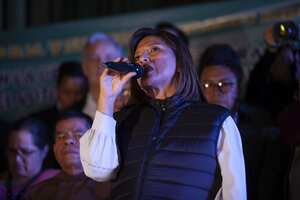 La vicepresidenta electa de Guatemala, Karin Herrera, pronuncia un discurso mientras cientos de guatemaltecos realizan una manifestación para mostrar su apoyo al presidente electo en la Plaza de Derechos Humanos de la Ciudad de Guatemala, Guatemala, el 18 de septiembre de 2023.