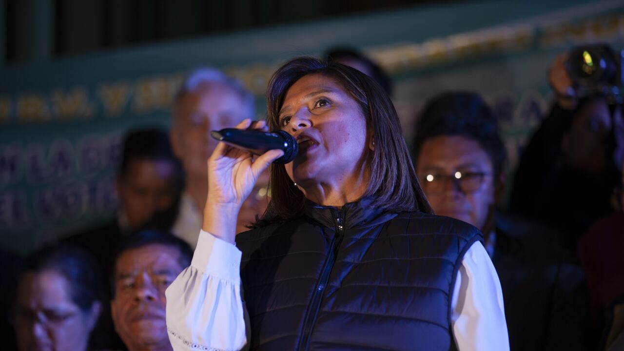 La vicepresidenta electa de Guatemala, Karin Herrera, pronuncia un discurso mientras cientos de guatemaltecos realizan una manifestación para mostrar su apoyo al presidente electo en la Plaza de Derechos Humanos de la Ciudad de Guatemala, Guatemala, el 18 de septiembre de 2023.