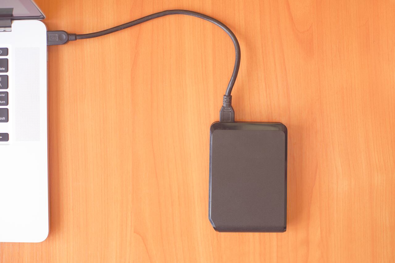 Un disco duro externo es una herramienta versátil y funcional que permite almacenar grandes cantidades de datos.
