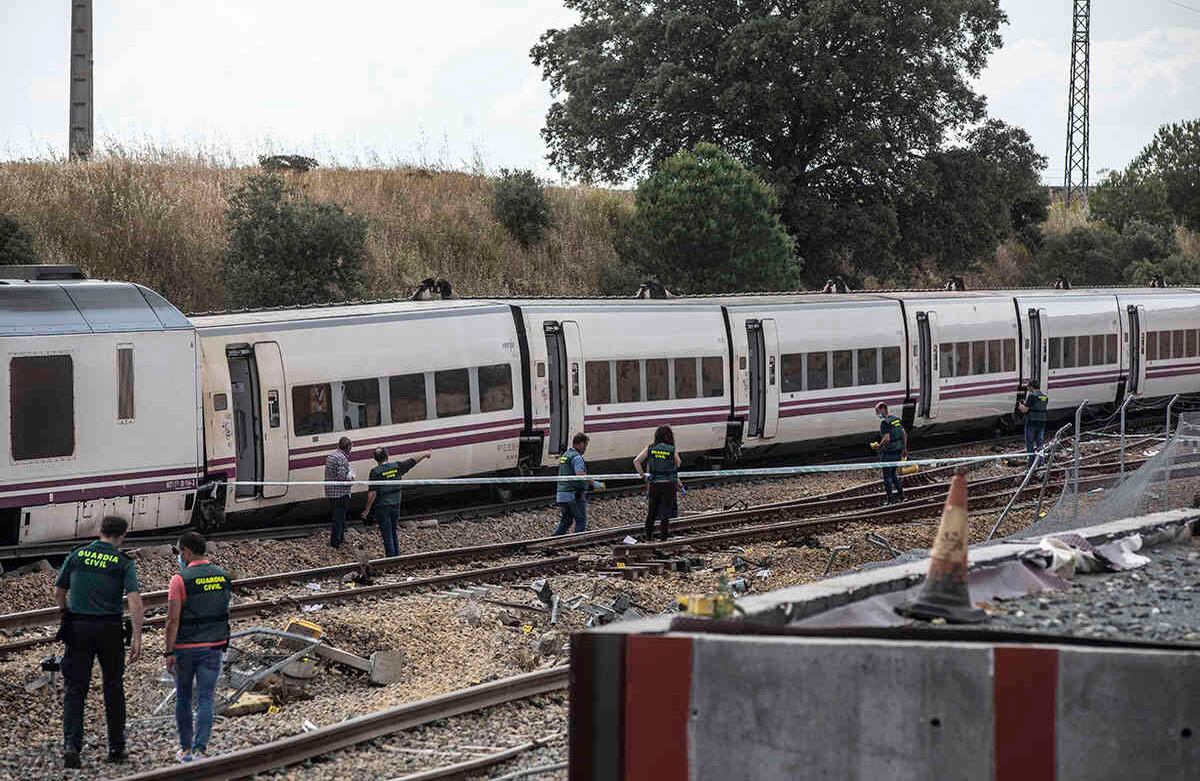  El tren Alvia 11553 llevaba 180 pasajeros a bordo, pero ninguno sufrió traumatismos de gravedad. Sin embargo, seis recibieron atención médica. Foto: Emilio Fraile / AP