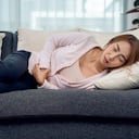 El estreñimiento puede generar inflamación y dolor en el estómago.