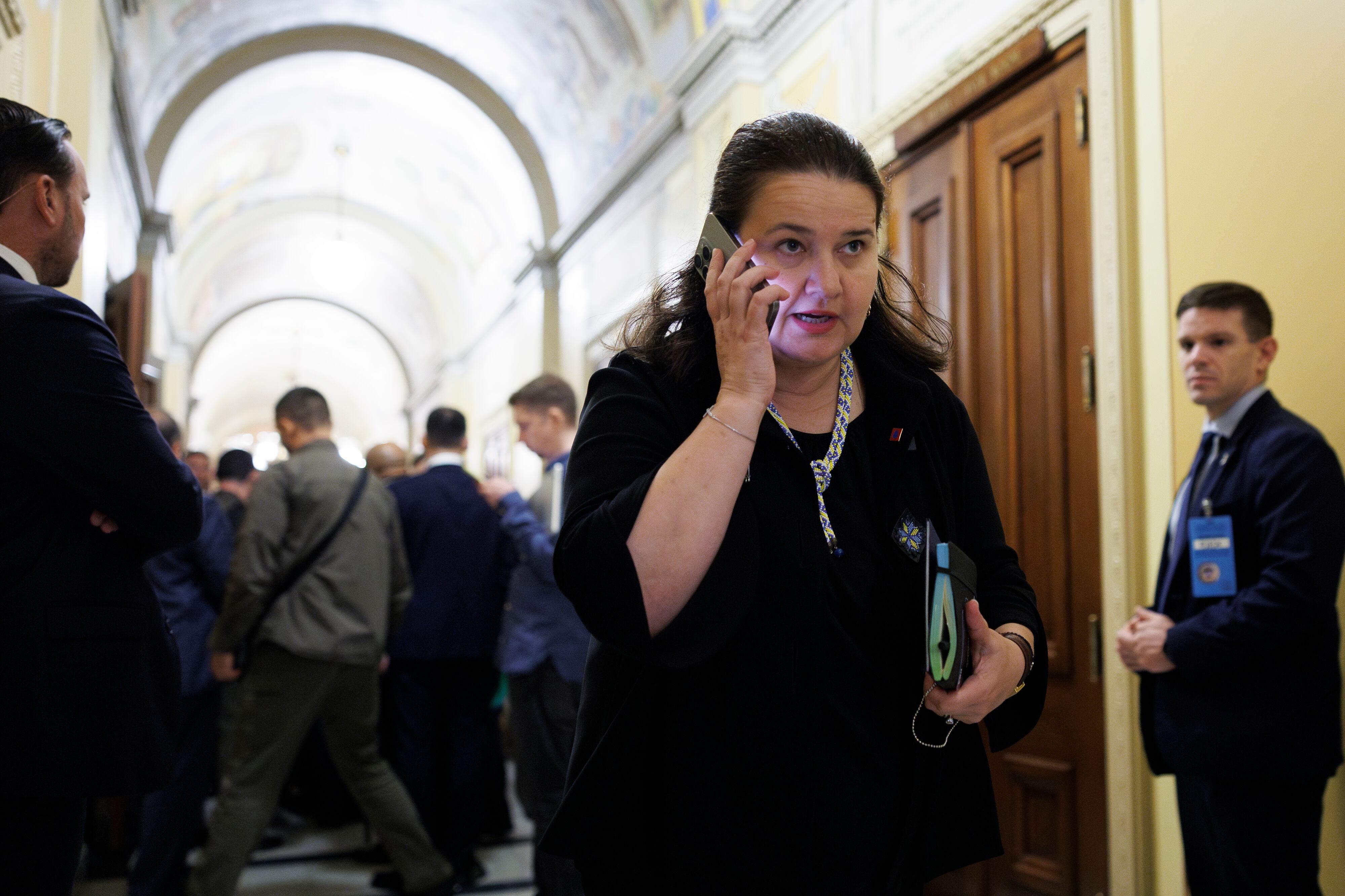 WASHINGTON, DC – 26 DE SEPTIEMBRE: Oksana Markarova, embajadora de Ucrania en los Estados Unidos, abandona una reunión con legisladores en el Capitolio de los Estados Unidos el 26 de septiembre de 2024 en Washington, DC.