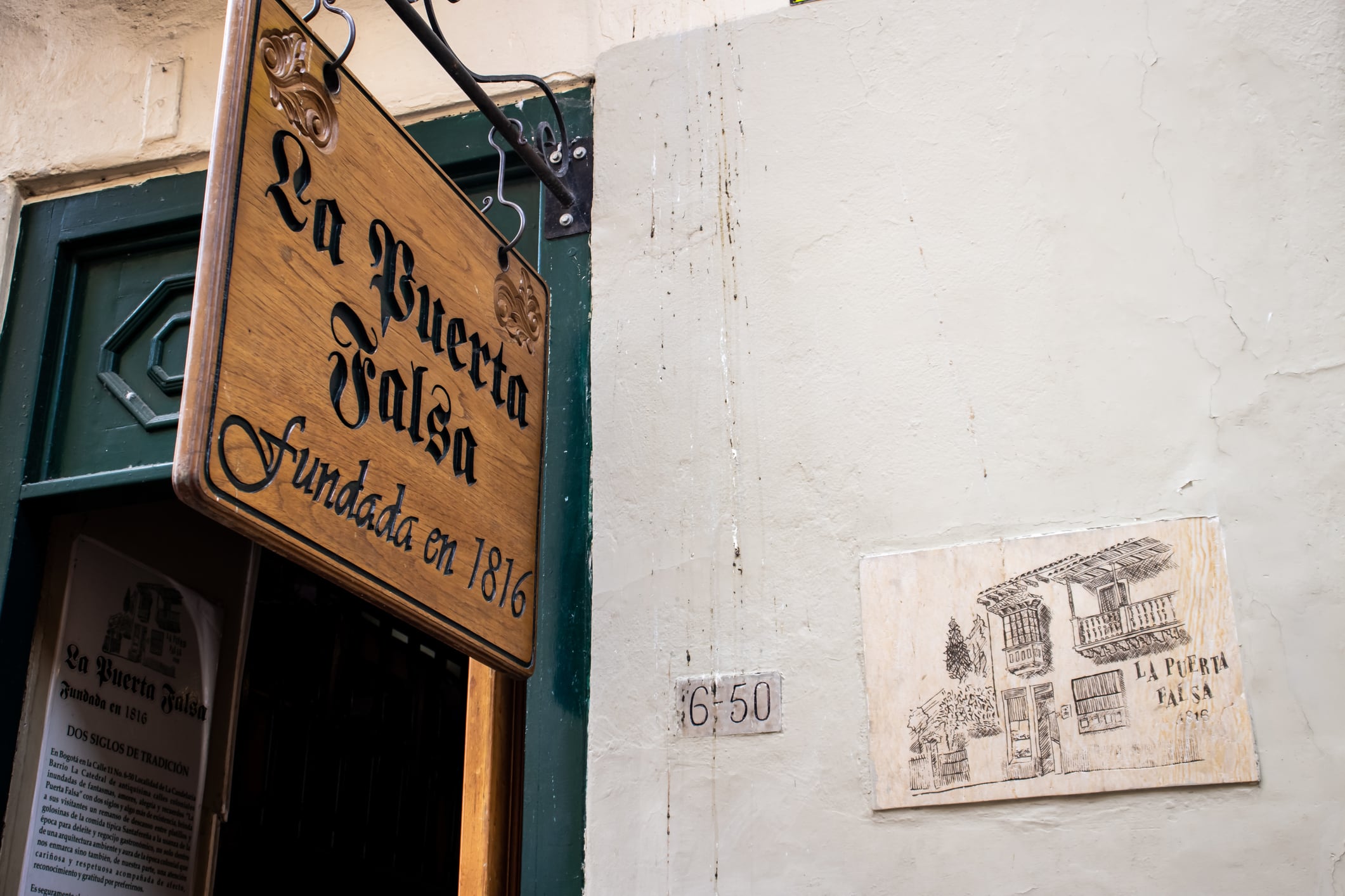 Se dice que el restaurante La Puerta Falsa es el más antiguo de Bogotá.