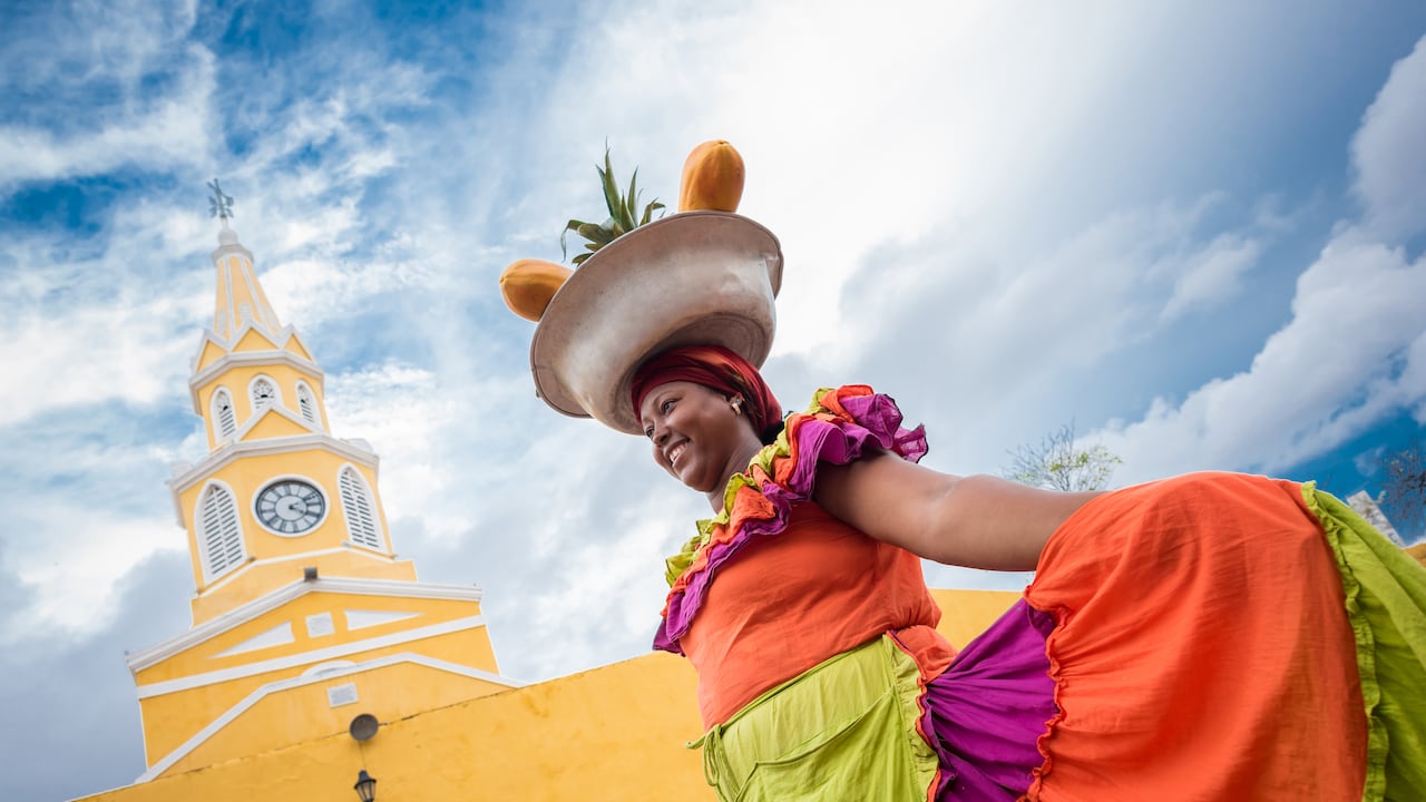 Palenquera en la Torre del Reloj en Cartagena.