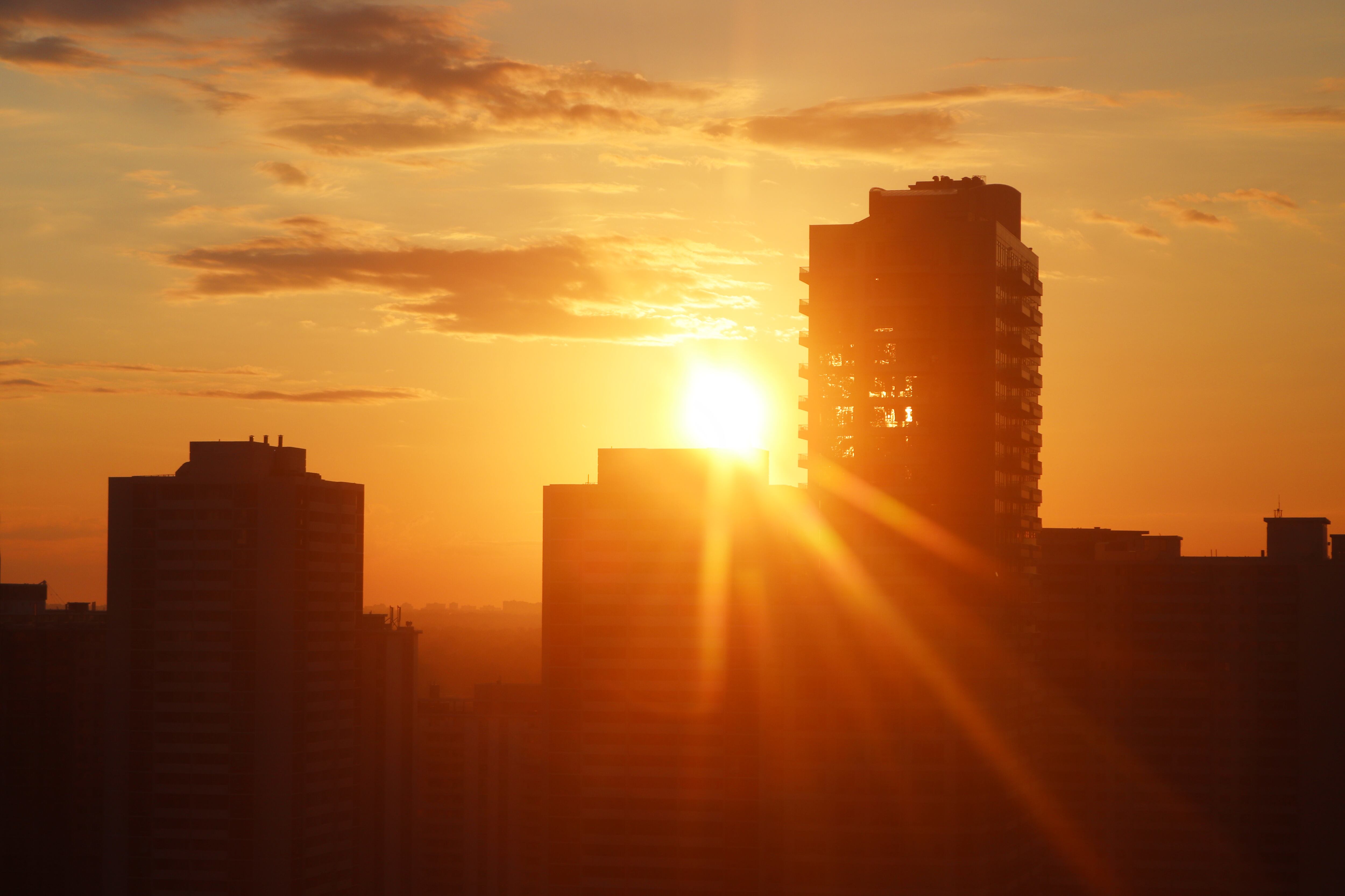 Momentos dorados del amanecer en el solsticio de verano del 20 de junio de 2020, como se ve en los paisajes urbanos de la ciudad de Toronto.