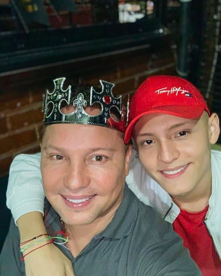 Miguel es hijo del cantante de música popular Giovanny Ayala.