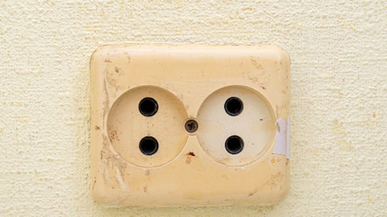 Los enchufes se desgastan y ensucian con el tiempo.
