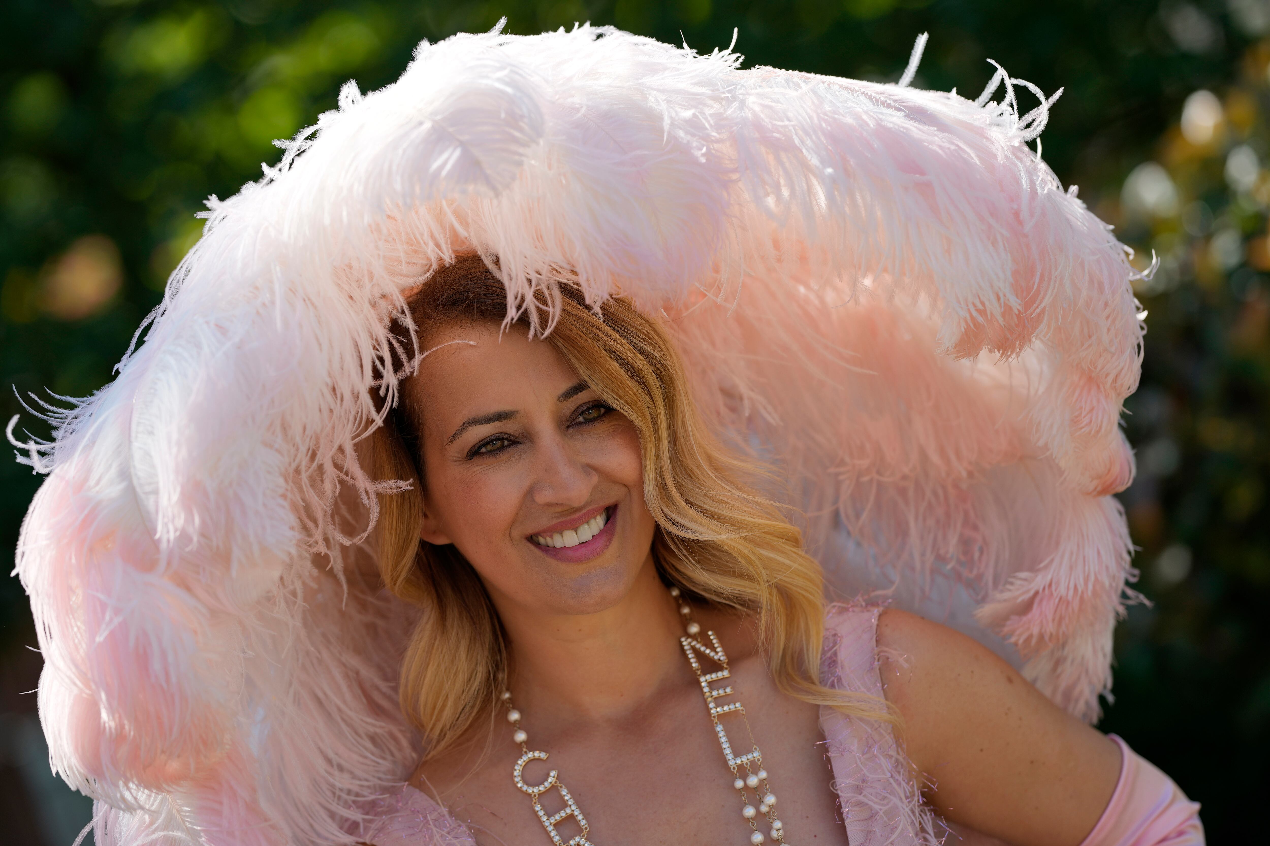 La relacionista Nazer Bullen parece revivir el glamur de la cinta Mi bella dama, una de cuyas escenas más célebres ocurre justo en las carreras de Ascot.