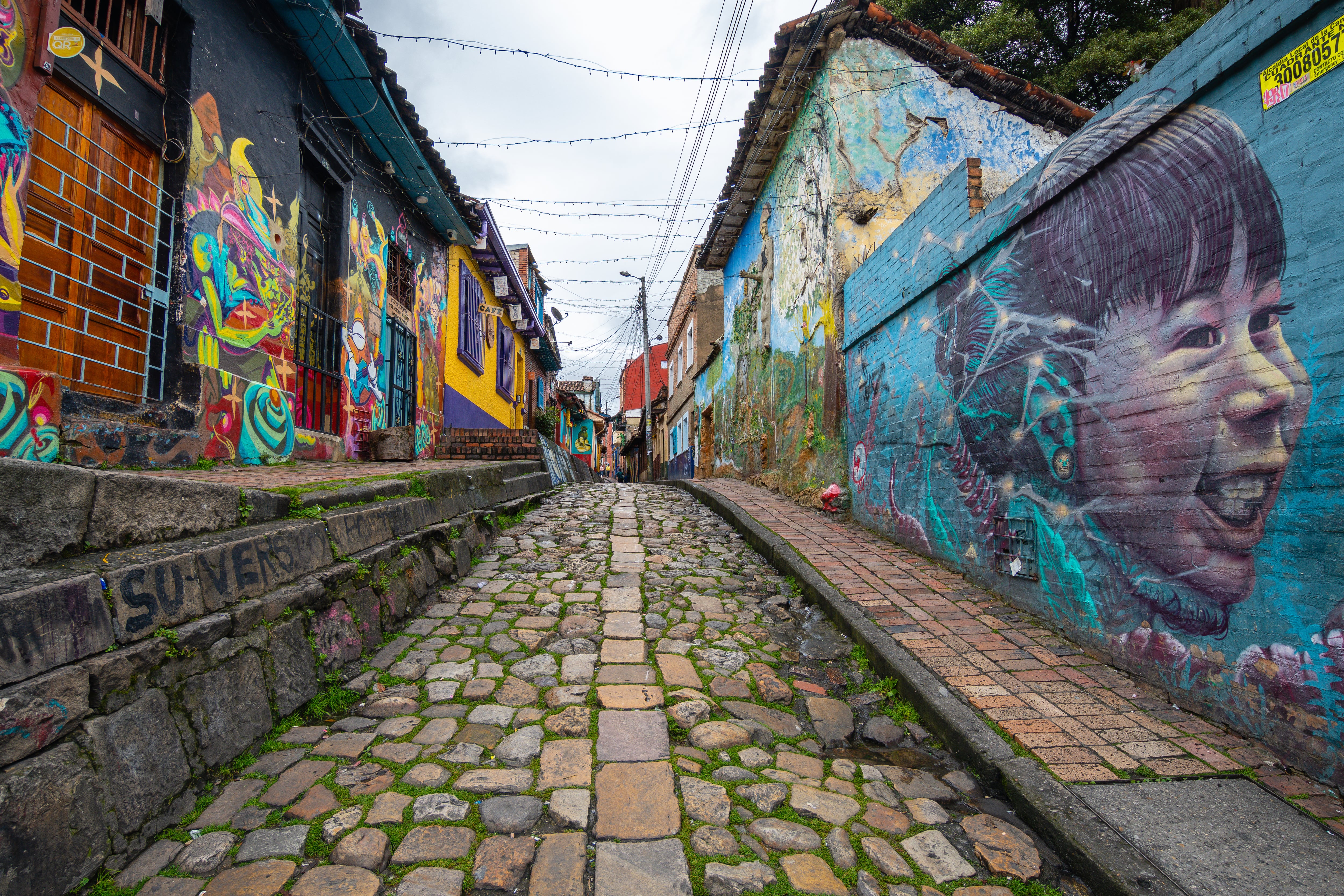 La Candelaria es un gran atractivo turístico para los nacionales y extranjeros que buscan conocer el arte callejero, artesanías y gastronomía local.