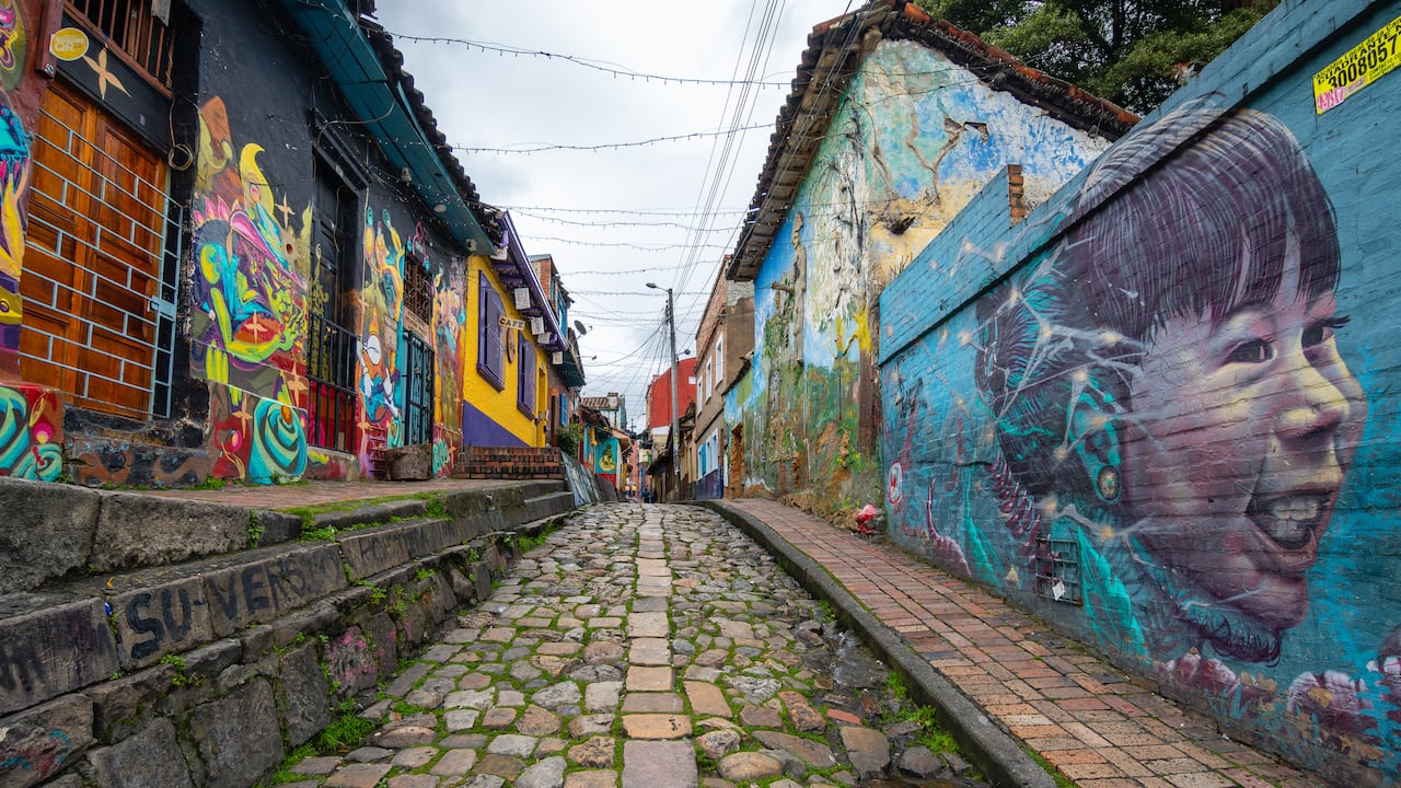 La Candelaria es un gran atractivo turístico para los nacionales y extranjeros que buscan conocer el arte callejero, artesanías y gastronomía local.