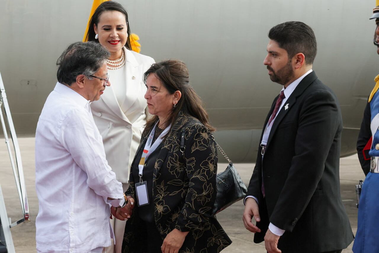 El mandatario fue recibido por la Presidenta de Honduras y los representantes diplomáticos de Colombia en ese país.
