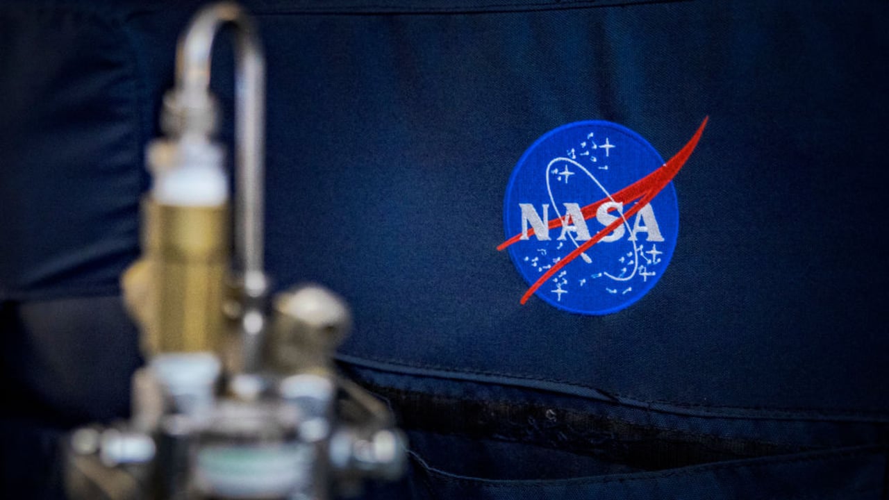 Los planes de llevar astronautas nuevamente a la Luna enfrentan una nueva incertidumbre tras una falla durante pruebas recientes.