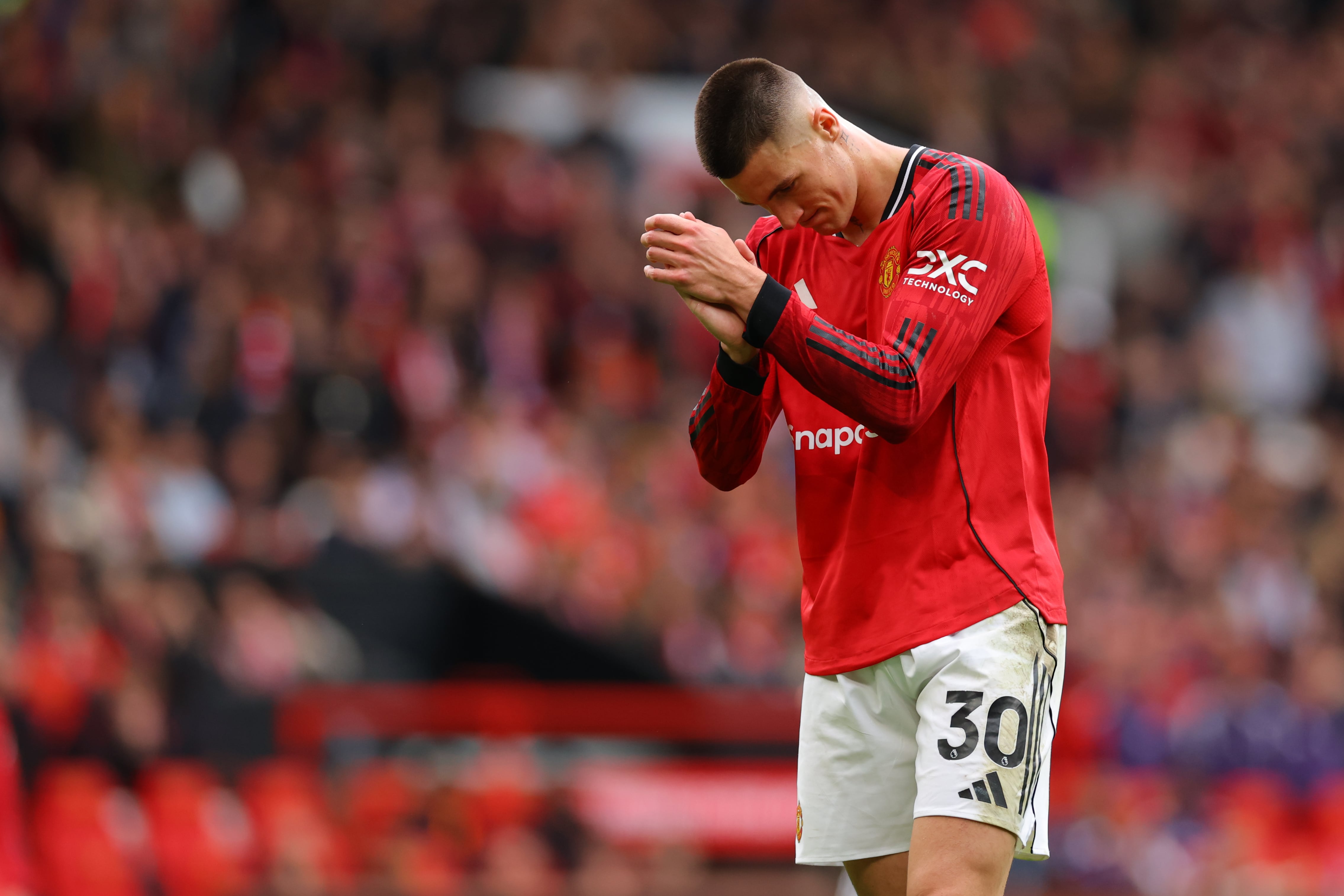 Benjamin Sesko vistiendo los colores del Manchester United.
