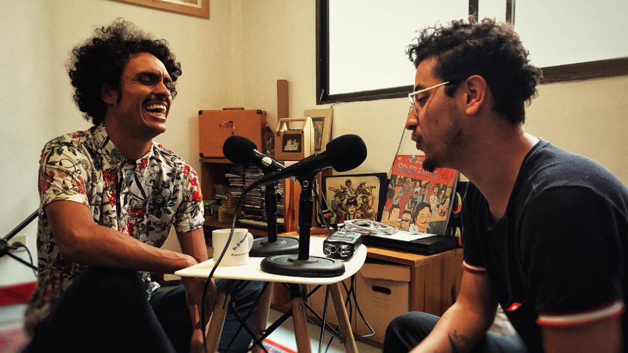 Sebastián Narváez (dcha) descubrió la forma ideal de visibilizar el talento de artistas colombianos y latinoamericanos.