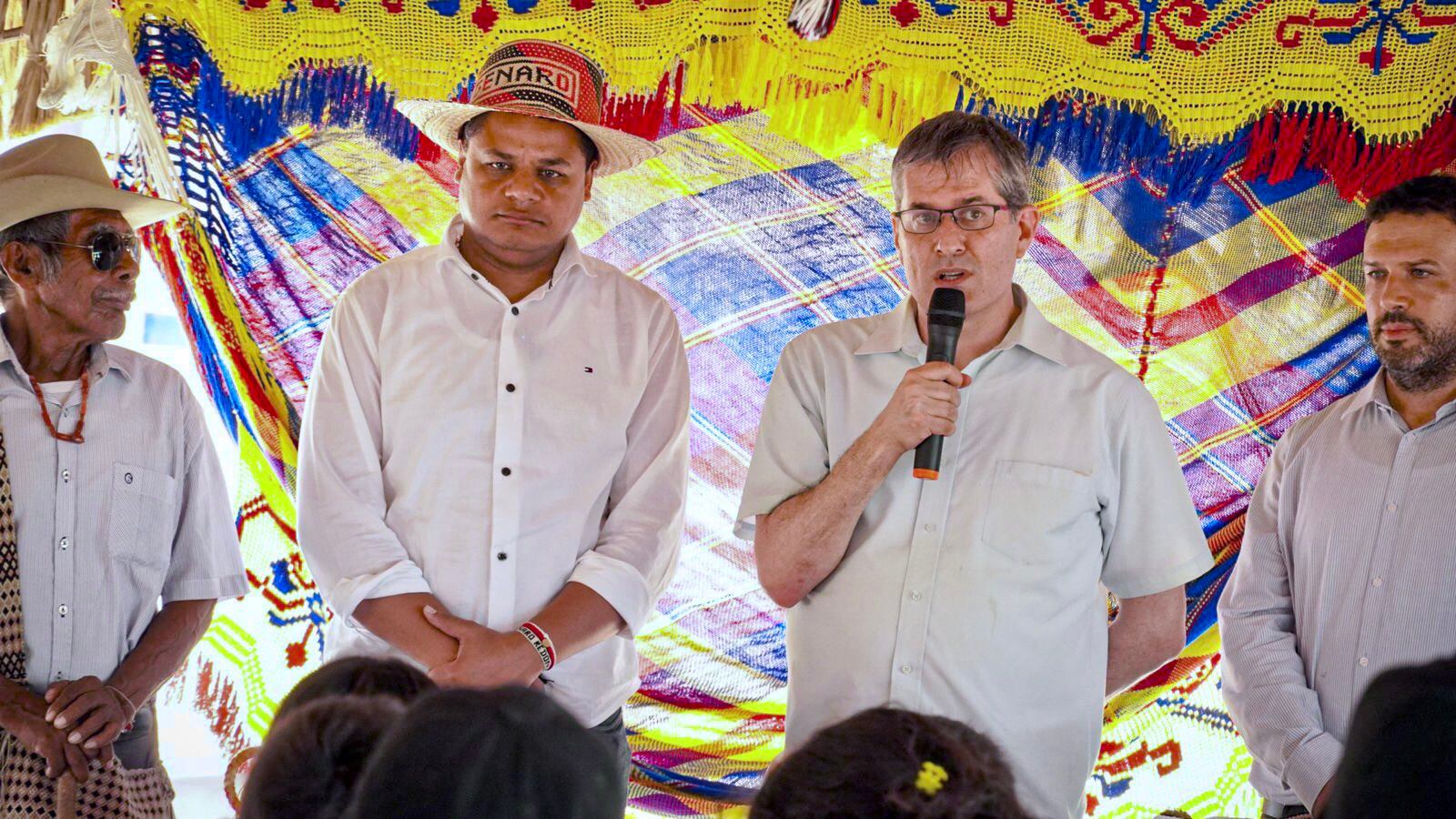 En su recorrido por esta región de Colombia, el embajador Dagan entregó a dos comunidades Wayuu una máquina capaz de potabilizar agua contaminada