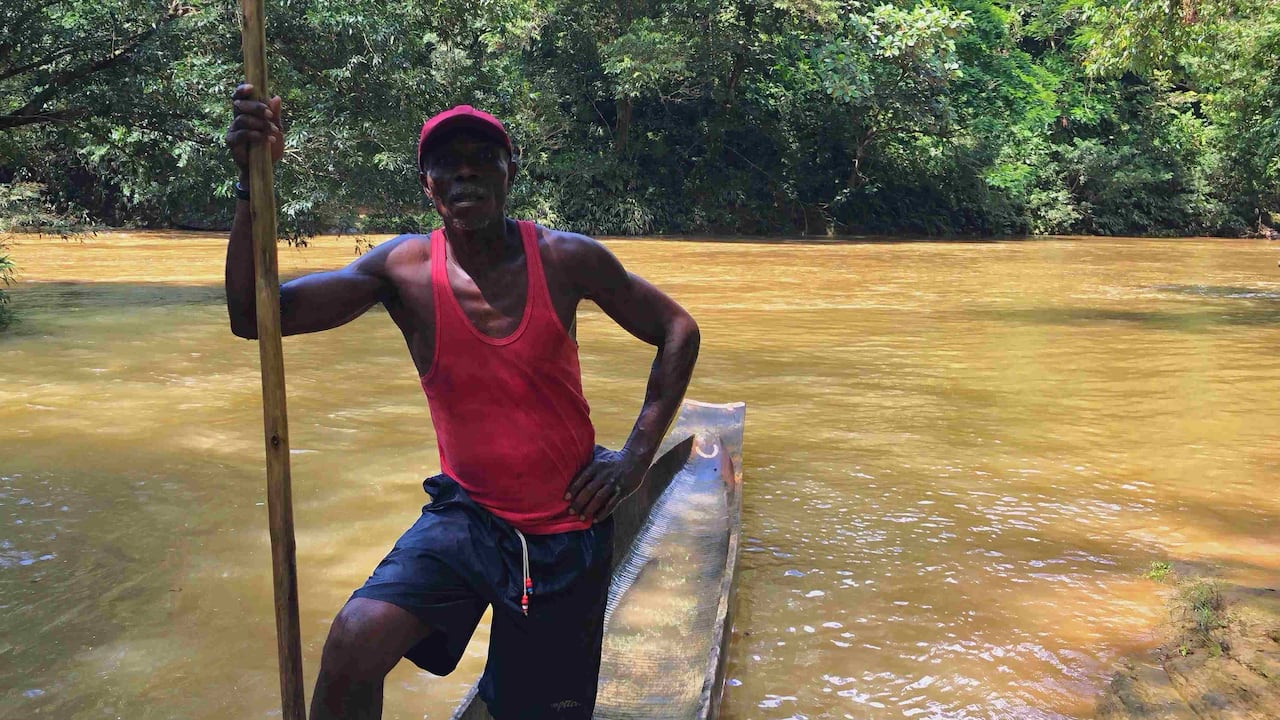 Gusano llega a Sal de Frutas, amarra su canoa y junto a los turistas camina unos 100 metros subiendo y bajando una pequeña loma para llegar hasta el paraíso natural