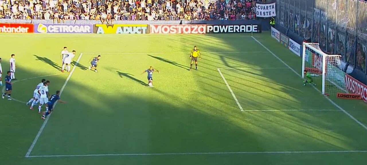 Un penal fallado y una expulsión temprana condicionaron la derrota de Independiente Rivadavia ante Tigre, que se impuso con contundencia en condición de visitante.